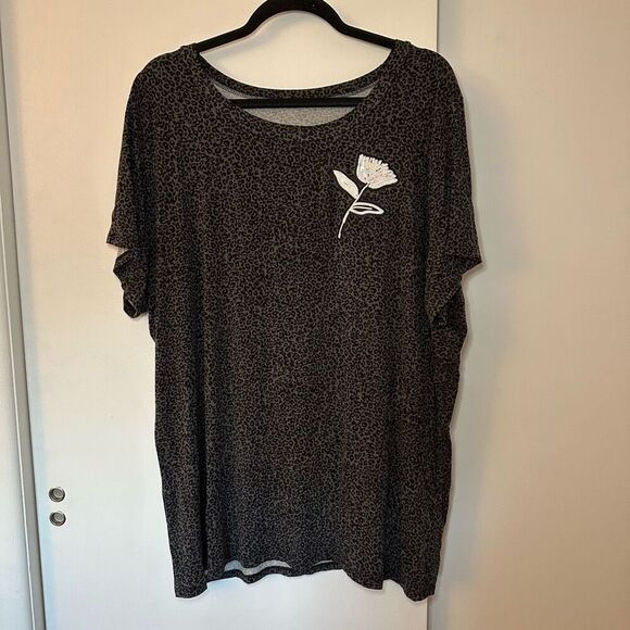 Torrid x Sylvia Mollie Gray Leopard Print White Sequin Flower Tee 3 EUC - Picture 1 of 9
